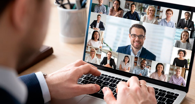 Profesional trabajando en equipo usando Microsoft Teams para colaboración en tiempo real.