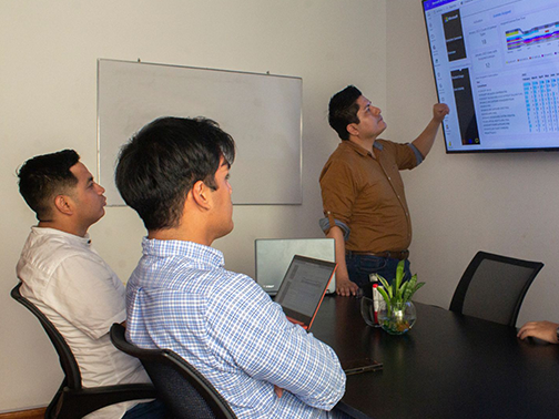 Equipo de TECHCENTER trabajando en un proceso de migración a la nube.